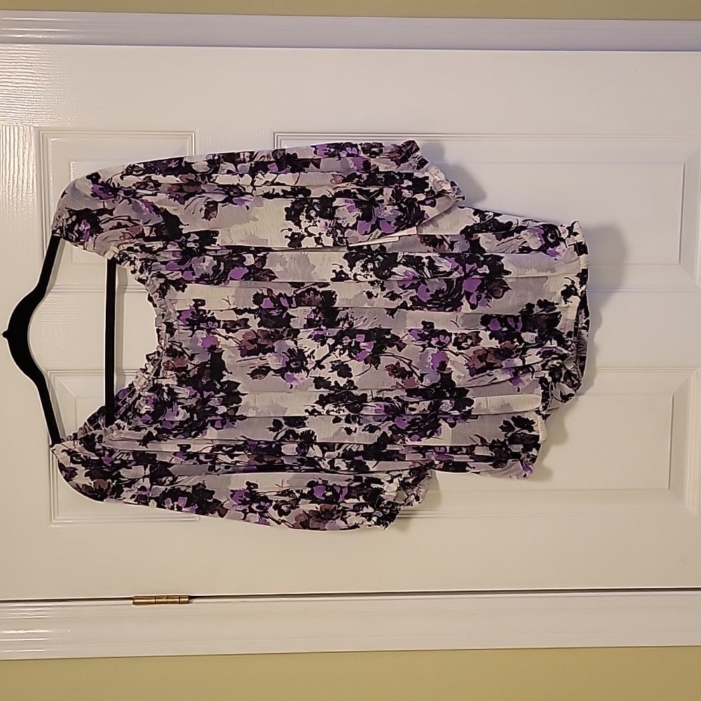 Beautiful floral jersey top by a.n.a. Size is a 1x.